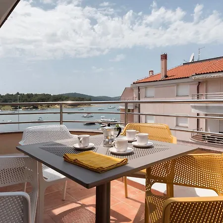 Seafront Gaby Apartment
